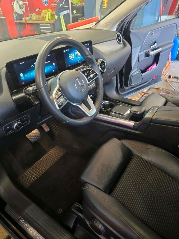 نمای دیگر مرسدس بنز GLA 250e پلاگین هیبرید