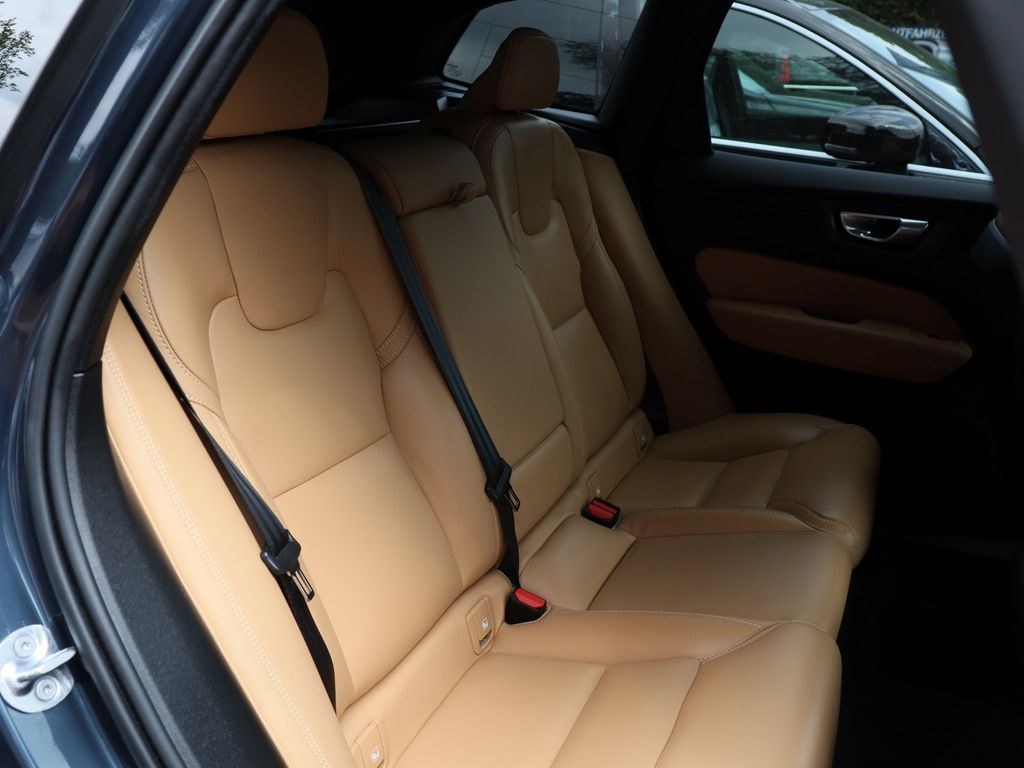 نمای دیگر ولوو XC60 B5 پلاس دارک AWD