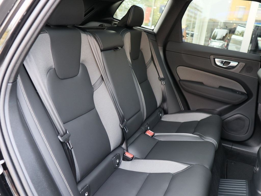 نمای دیگر ولوو XC60 T6 AWD ریشارژ پلاس بلک ادیشن نمایشی