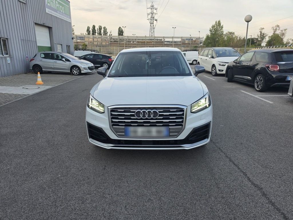 نمای دیگر آئودی Q2 35 TFSI اسلاین