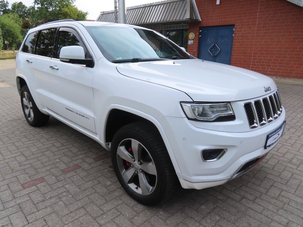 نمای دیگر جیپ گرند چروکی 3.0CRD اورلند 4x4 چرم ناوی قلاب یدک