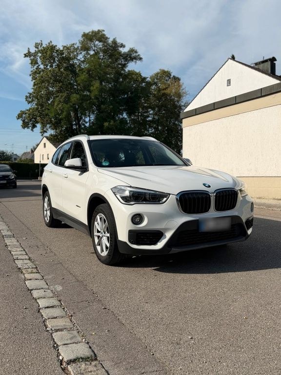 نمای دیگر بی ام و بی ام و X1 xDrive18d