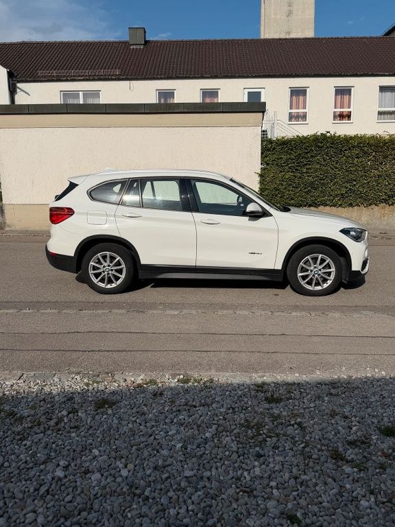 نمای دیگر بی ام و بی ام و X1 xDrive18d