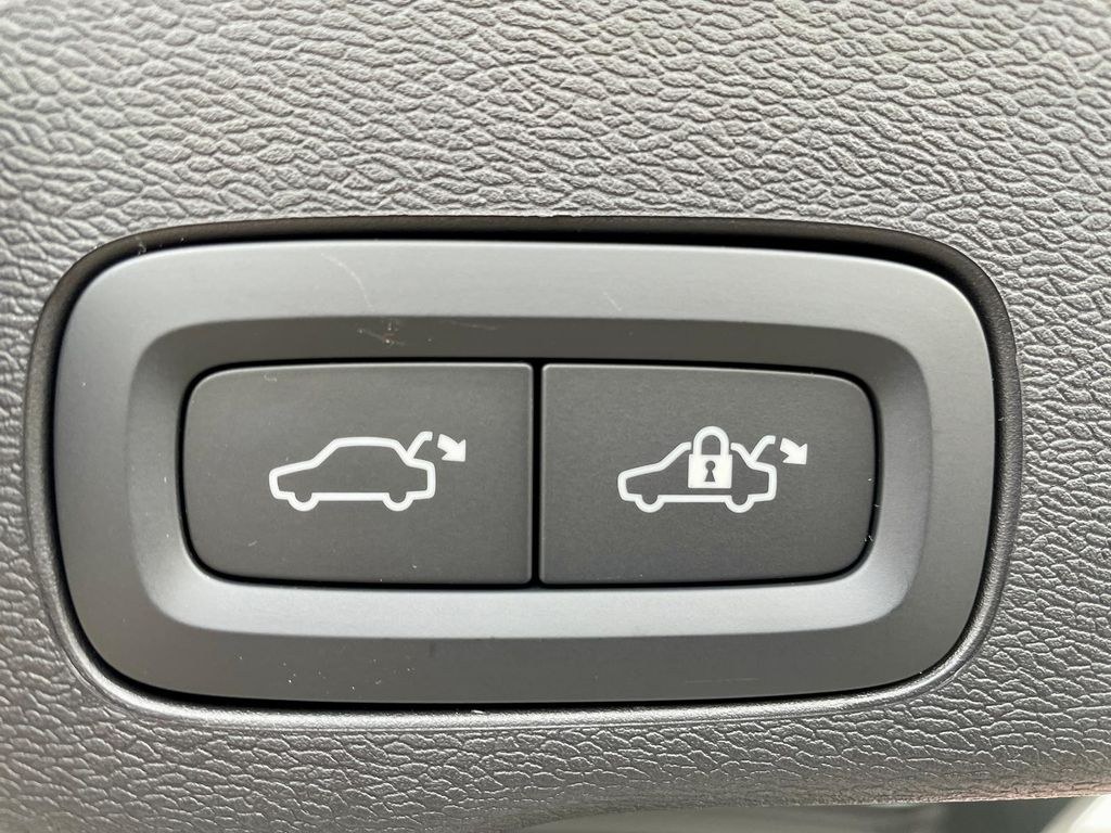 نمای دیگر ولوو XC60 B4 AWD پلاس دارک 4xSHZ ACC BLIS FHZ STDHZ