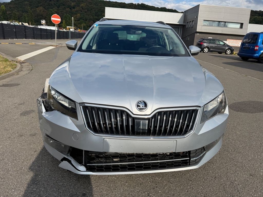 نمای دیگر Skoda Superb Combi Greenline