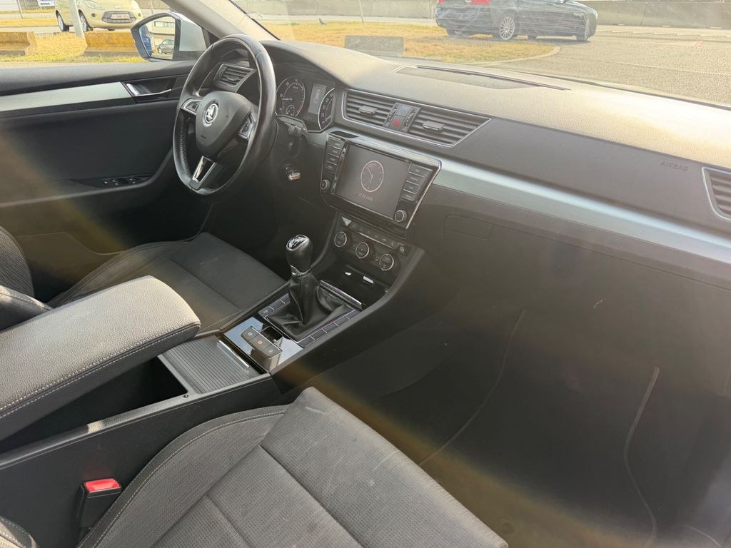نمای دیگر Skoda Superb Combi Greenline