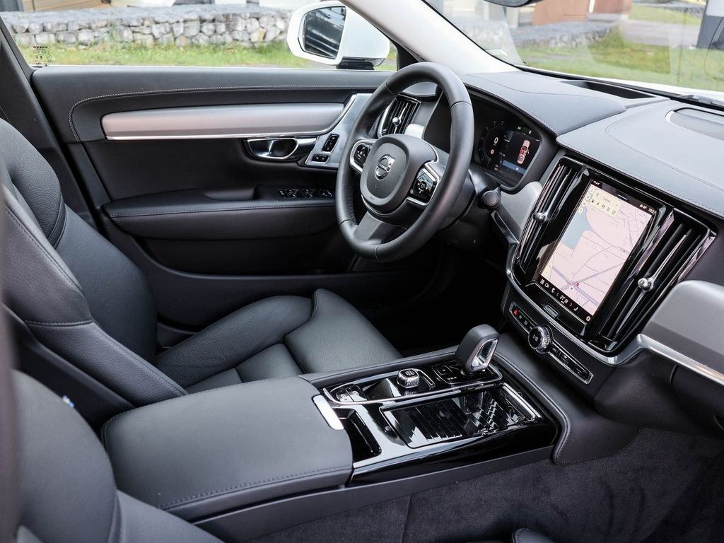 نمای دیگر ولوو S90 T8 ریچارج AWD آلتیمیت برایت NP:90.220,-/