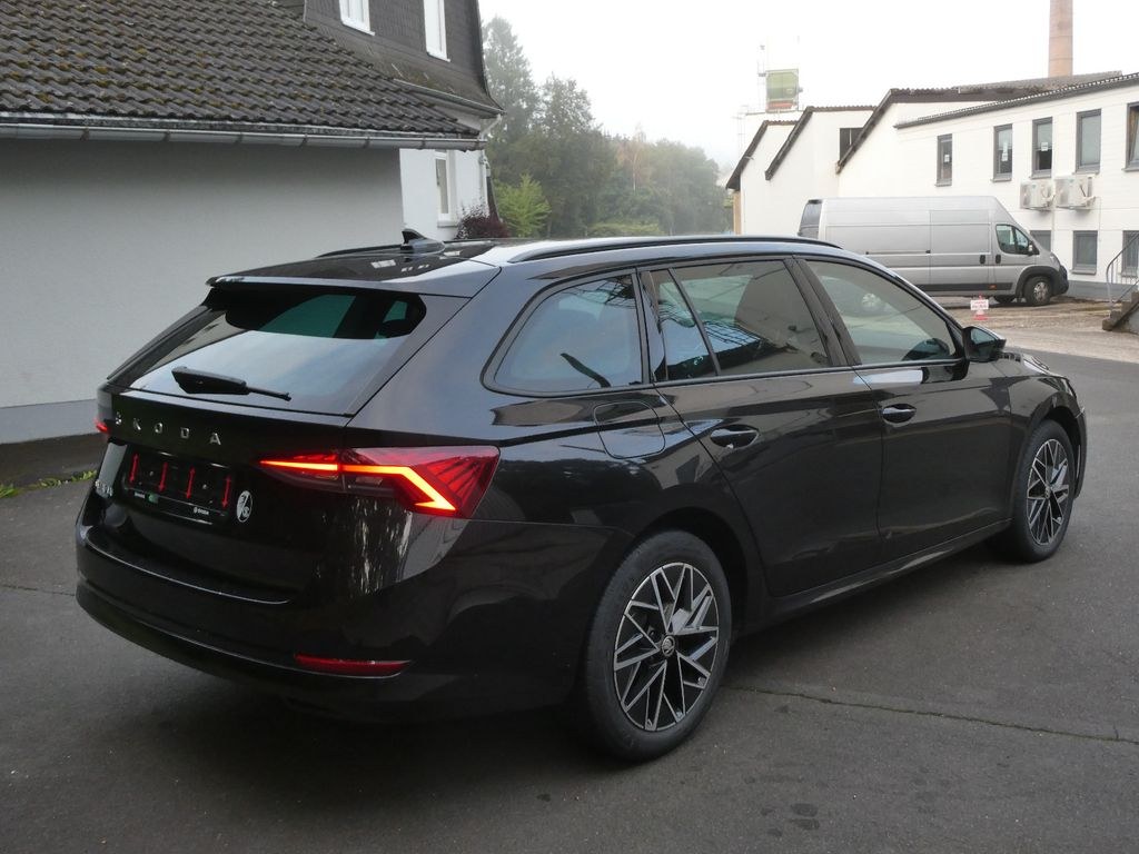 نمای دیگر اشکودا اکتاویا 2.0 TDI DSG اسپورت‌لاین LED/ناوبری/دوربین