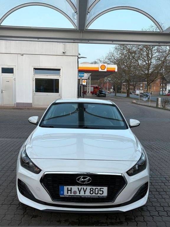 نمای دیگر هیوندای i30 فستبک
