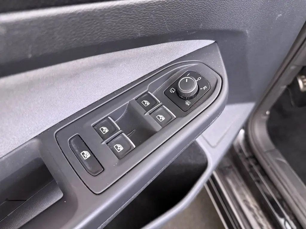 نمای دیگر فولکس واگن گلف 1.5 TSI آر-لاین | فقط نمایندگی