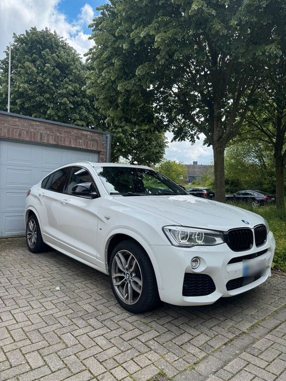 نمای دیگر بی ام و بی ام و x4 M پکیج