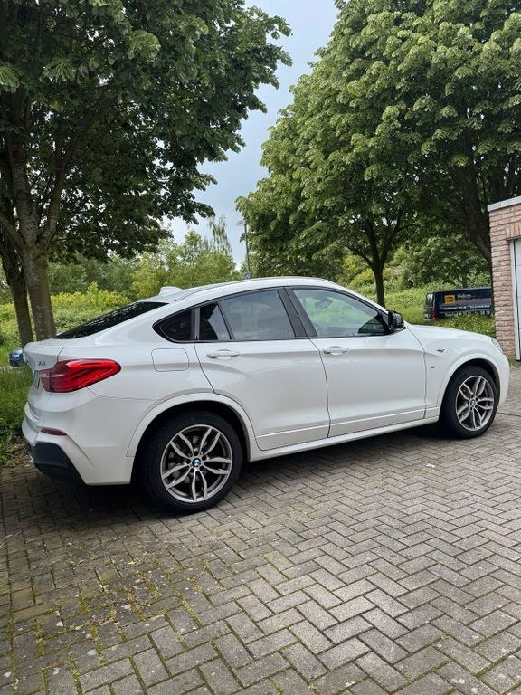 نمای دیگر بی ام و بی ام و x4 M پکیج