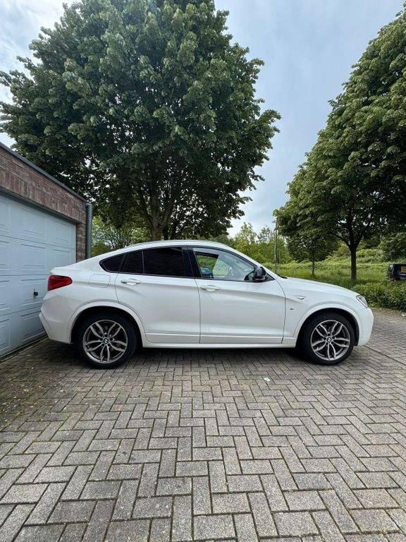 نمای دیگر بی ام و بی ام و x4 M پکیج