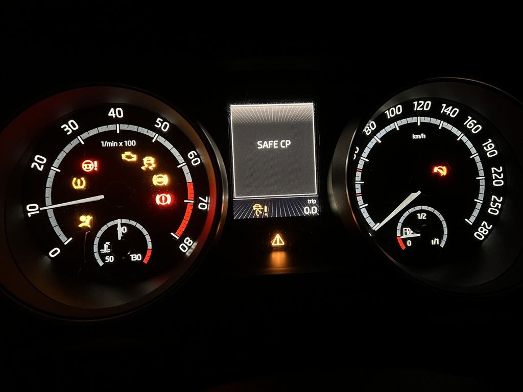 نمای دیگر فولکس واگن گلف 1.8 TSI 4MOTION، آلتراک، آسیب آب