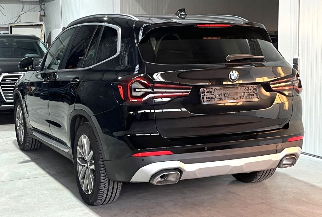 نمای دیگر بی ام و xDrive 30d هیبرید ملایم