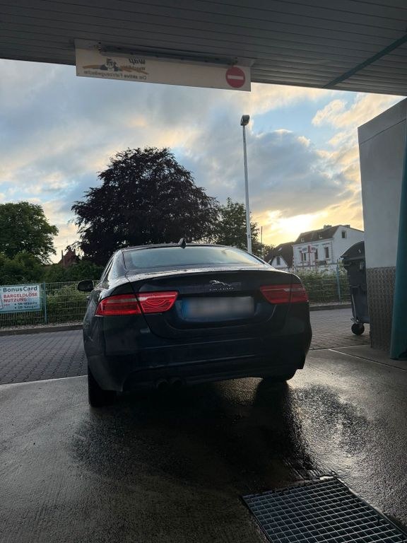 نمای دیگر Jaguar xe 2.0D