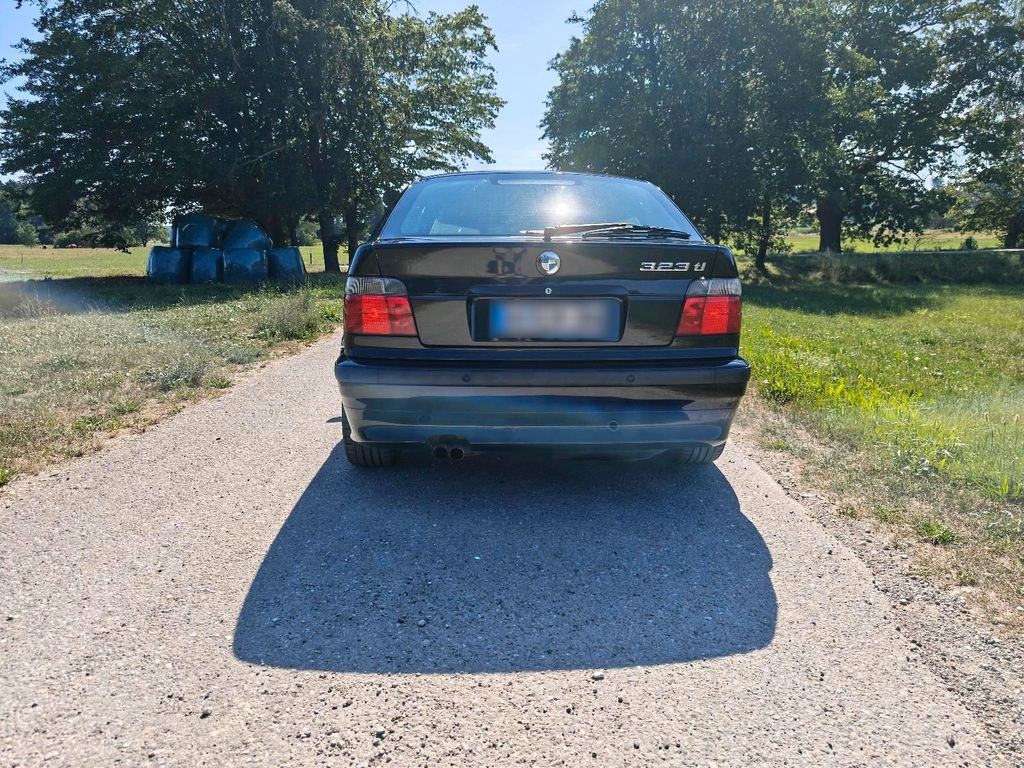 نمای دیگر بی ام و E36 323ti کامپکت