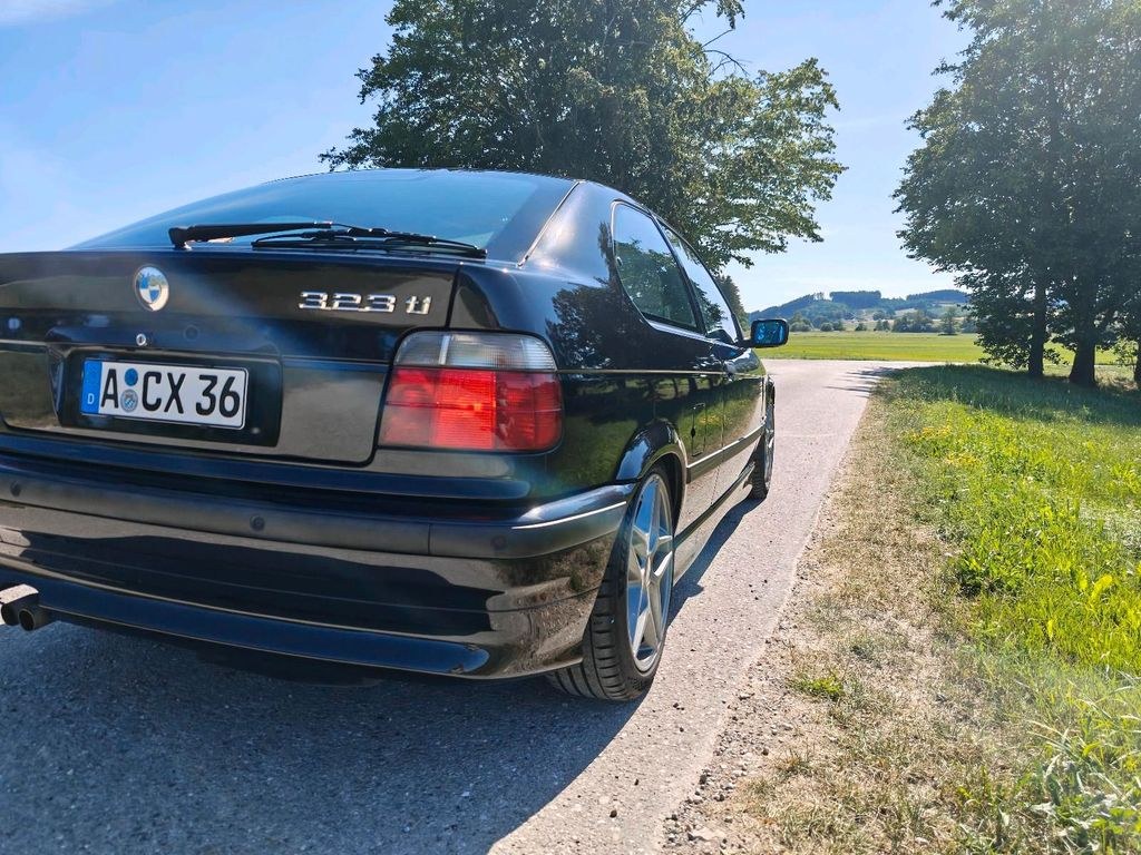 نمای دیگر بی ام و E36 323ti کامپکت