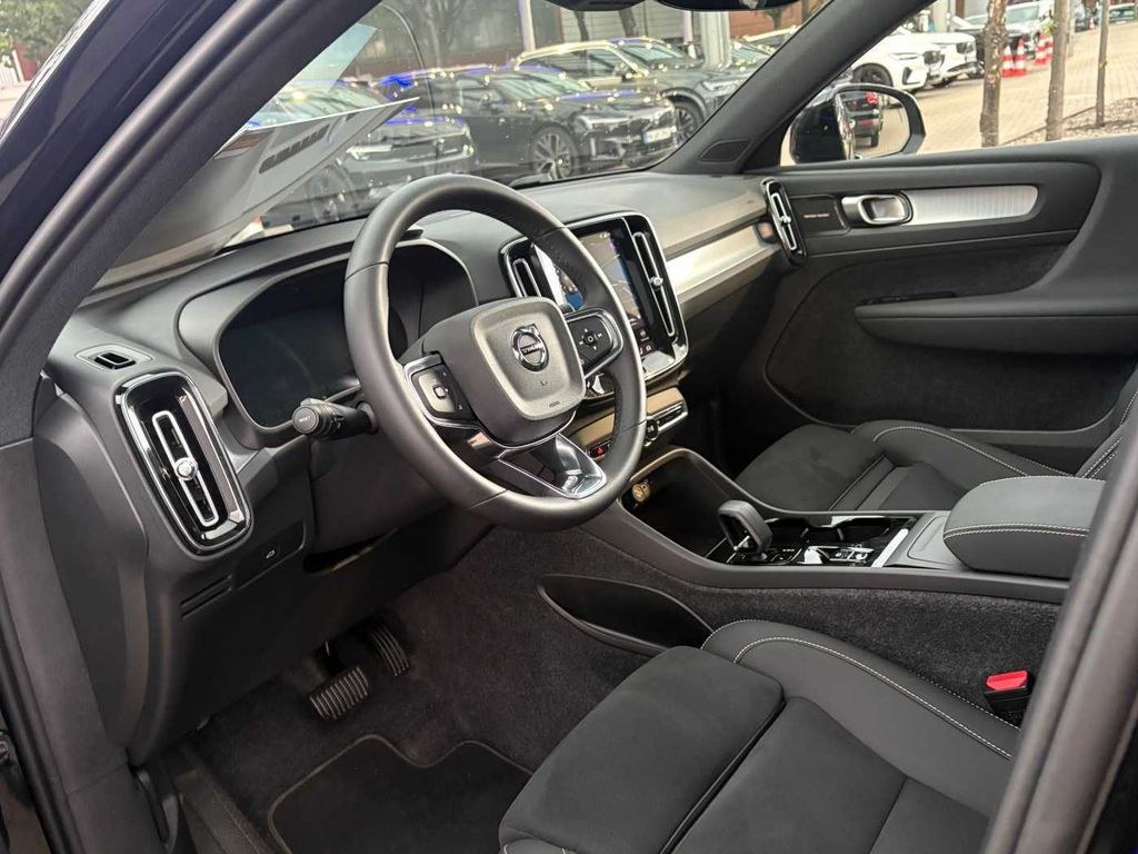 نمای دیگر ولوو XC40 B4 2WD اولترا بلک ادیشن، بخاری پارکینگی و موارد دیگر