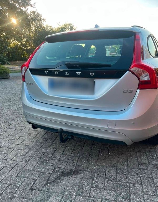 نمای دیگر ولوو V60 نقرهای