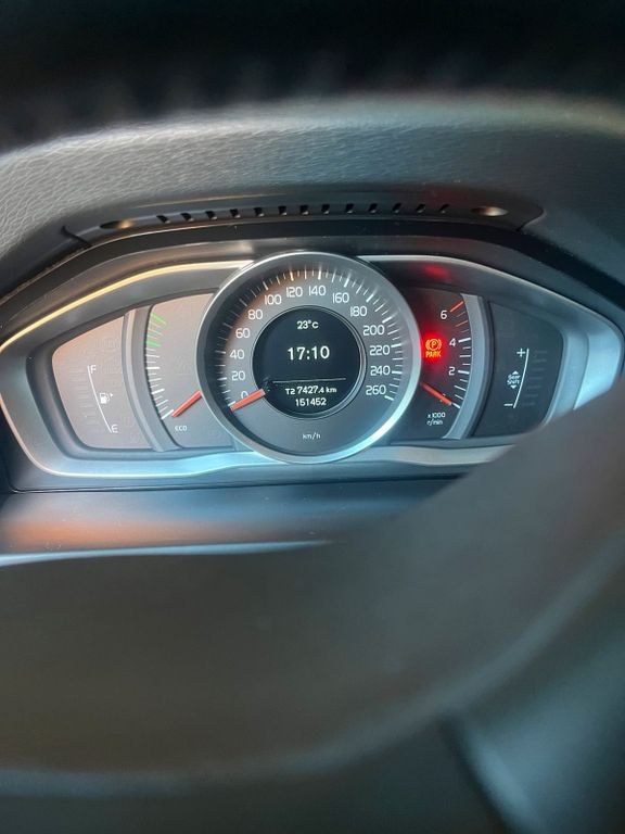 نمای دیگر ولوو V60 نقرهای