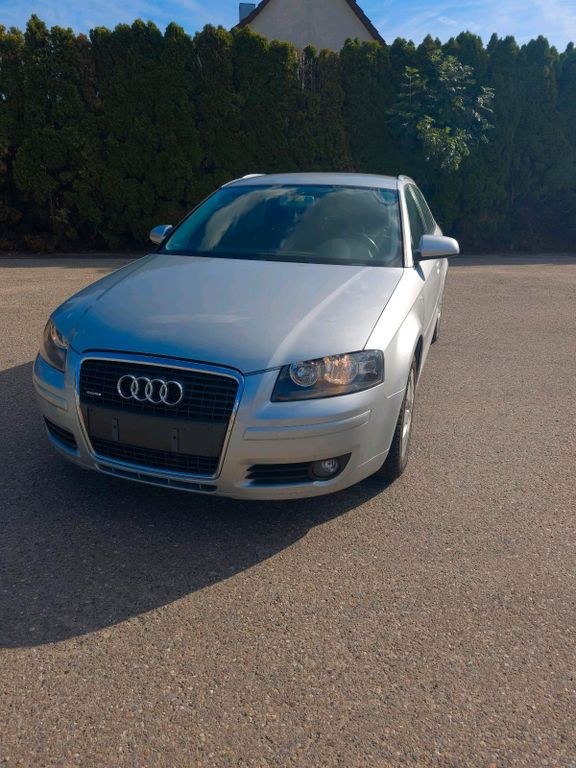 نمای دیگر آئودی A3 8P کواترو 2.0 TDI با AHK