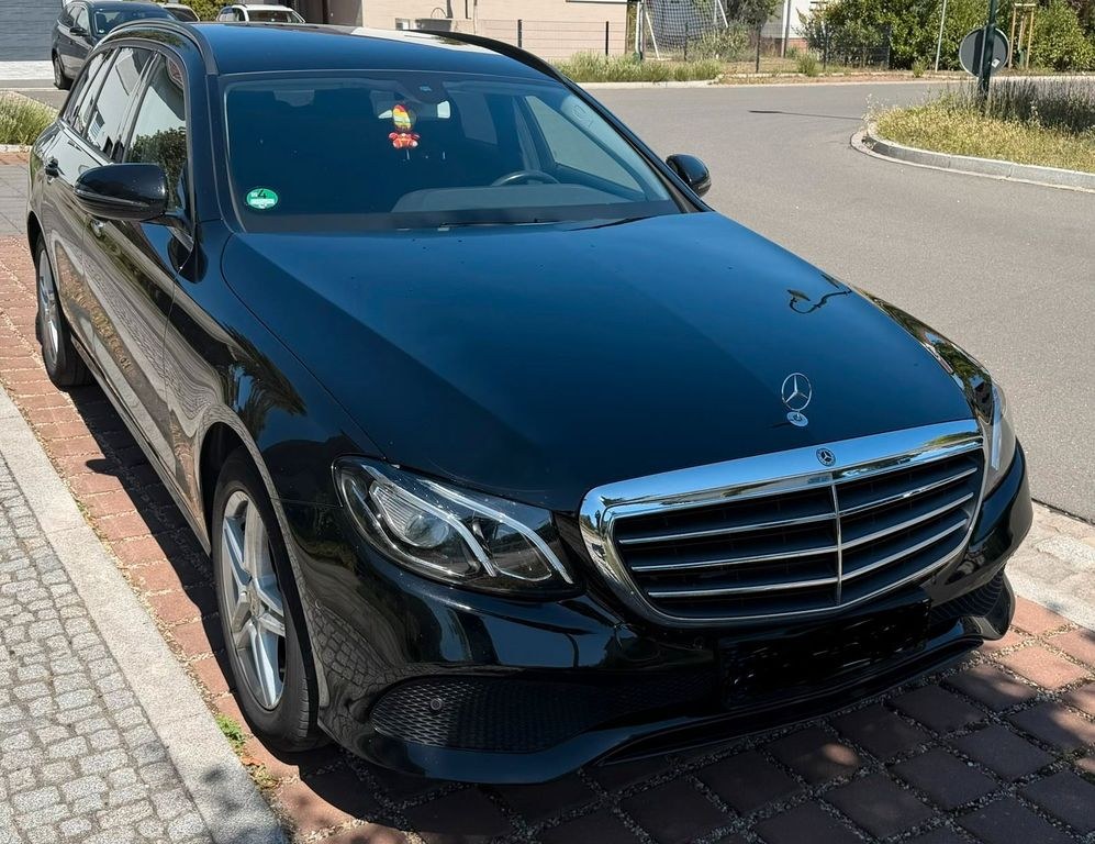 نمای دیگر مرسدس بنز مرسدس بنز E 220 D T-مدل 4-Matic + ...