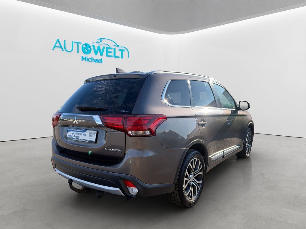 نمای دیگر Mitsubishi Outlander Aut 4WD KLIMAAUT SITZH KAM NAV AHK 18'