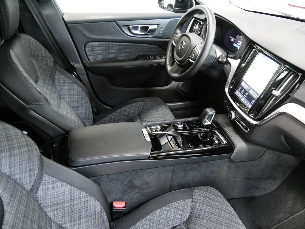 نمای دیگر ولوو V60 T6 کور پلاگین هیبرید AWD