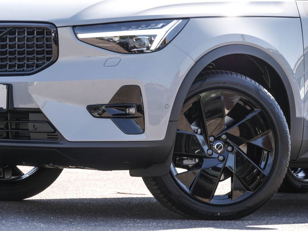 نمای دیگر ولوو XC40 B4 پلاس بلک ادیشن AHK*هارمن کاردن*Mem