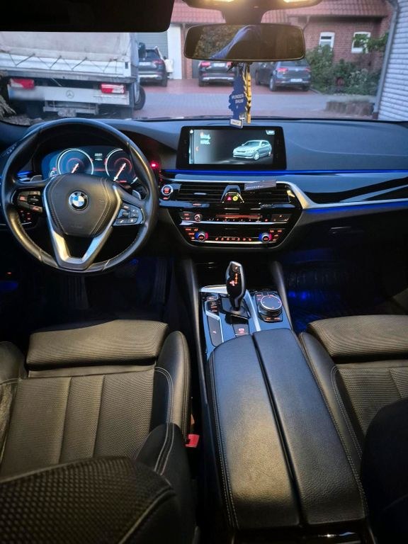 نمای دیگر بی ام و 520d G30
