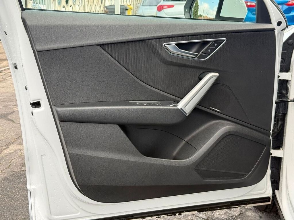 نمای دیگر آئودی Q2 30 TDI اس ترونیک لاین ادیشن تک مالک