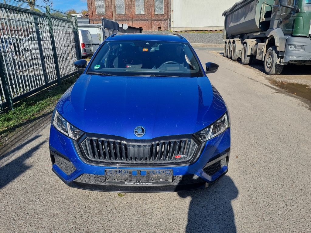 نمای دیگر اشکودا اکتاویا کومبی RS 4x4