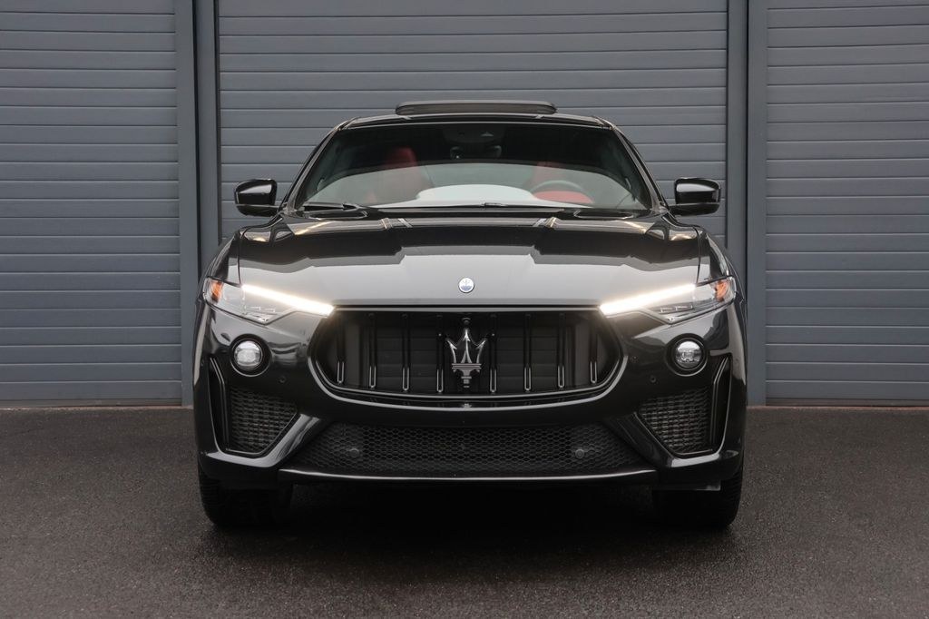 نمای دیگر مازراتی لوانته 3.8 V8 Trofeo 4WD/ACC/4xSHZ/LUFT/360/R22
