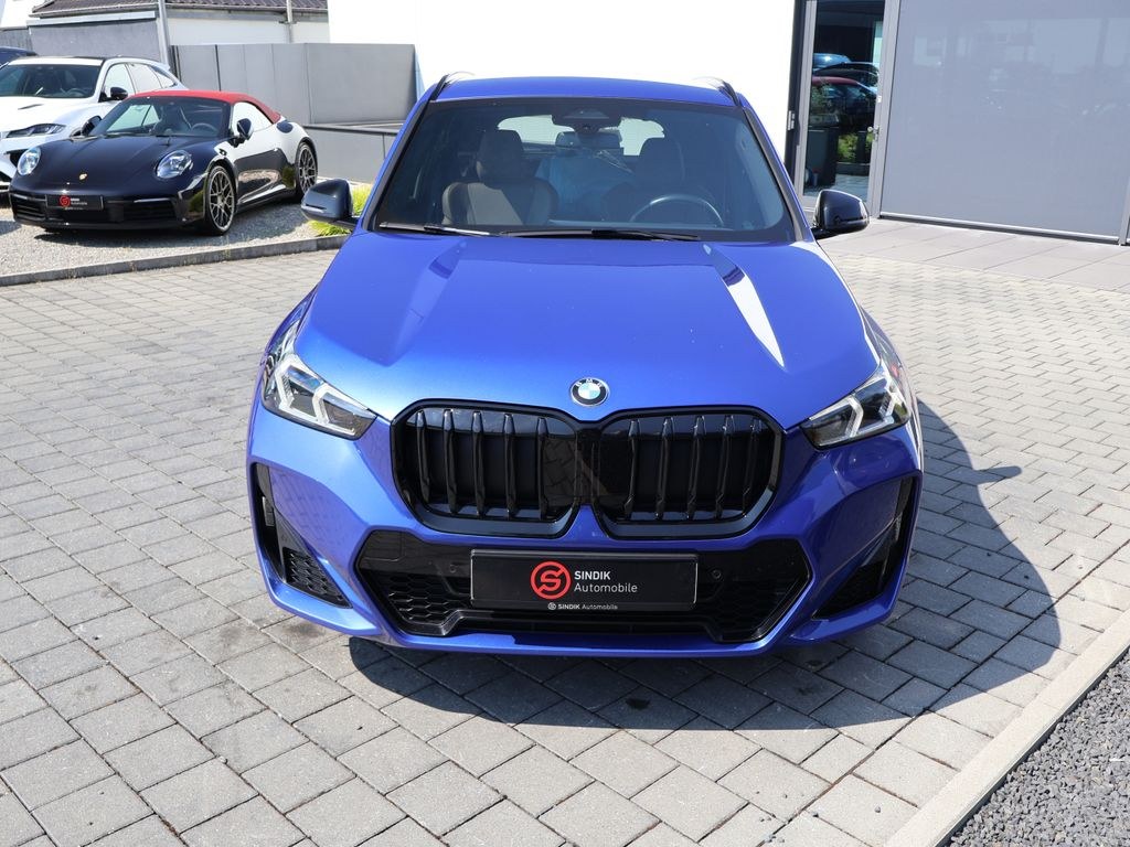 نمای دیگر بی ام و X1 23d xDrive M اسپورت-ACC-AHK برقی-دوربین-وایداسکرین