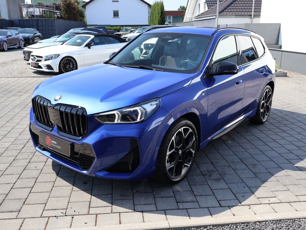 نمای دیگر بی ام و X1 23d xDrive M اسپورت-ACC-AHK برقی-دوربین-وایداسکرین
