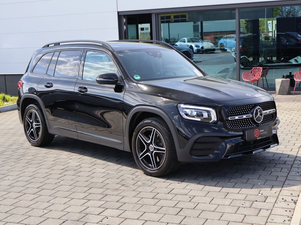 نمای دیگر مرسدس بنز GLB 220 d AMG نایت پکیج-دیسترونیک-قلاب یدک-دوربین-آمبینت