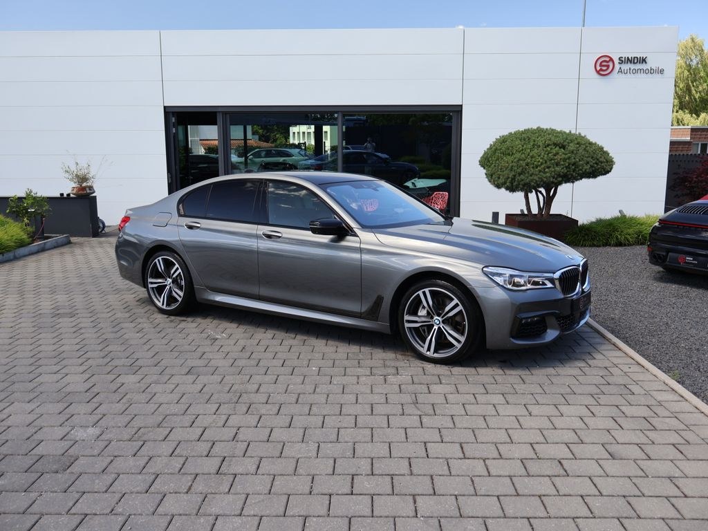 نمای دیگر بی ام و 750 d xDrive M اسپورت-ماساژ-فرمان انتگرال-LED