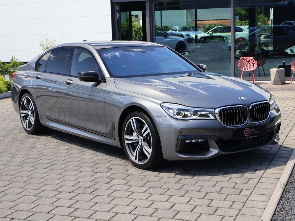 نمای دیگر بی ام و 750 d xDrive M اسپورت-ماساژ-فرمان انتگرال-LED