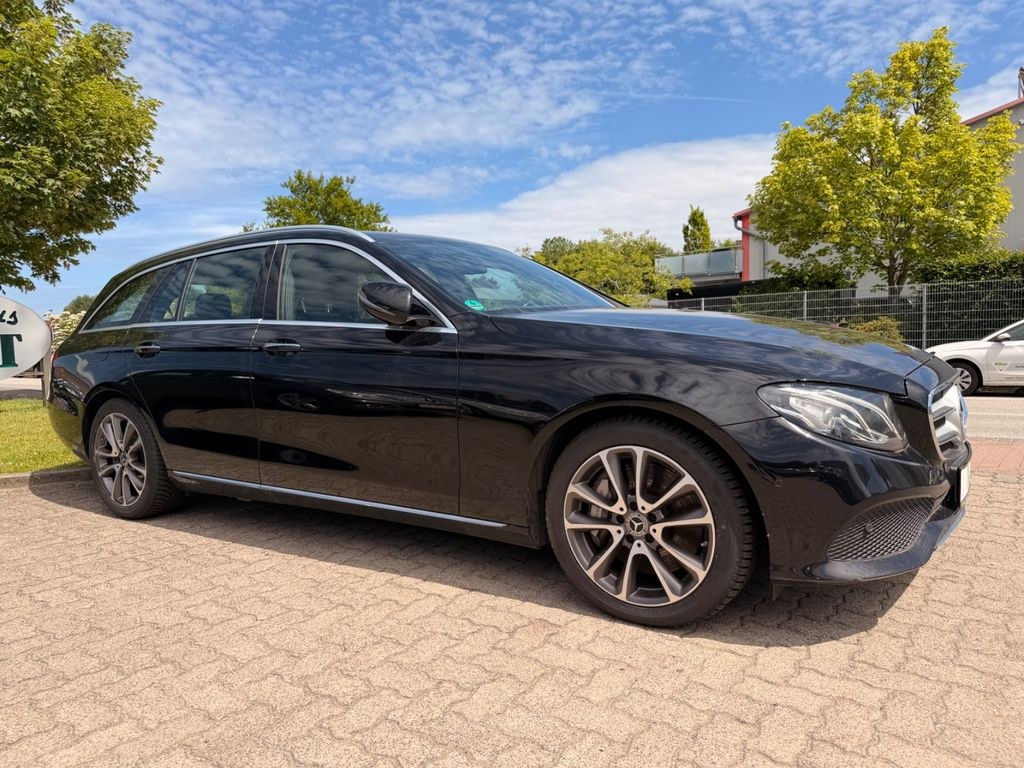 نمای دیگر مرسدس بنز E 350 D T 4Matic آوانگارد V6 AHK/TEMP