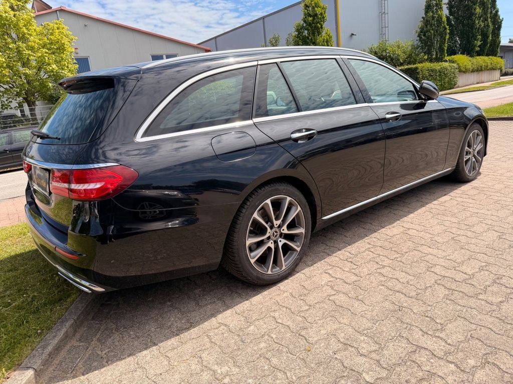 نمای دیگر مرسدس بنز E 350 D T 4Matic آوانگارد V6 AHK/TEMP