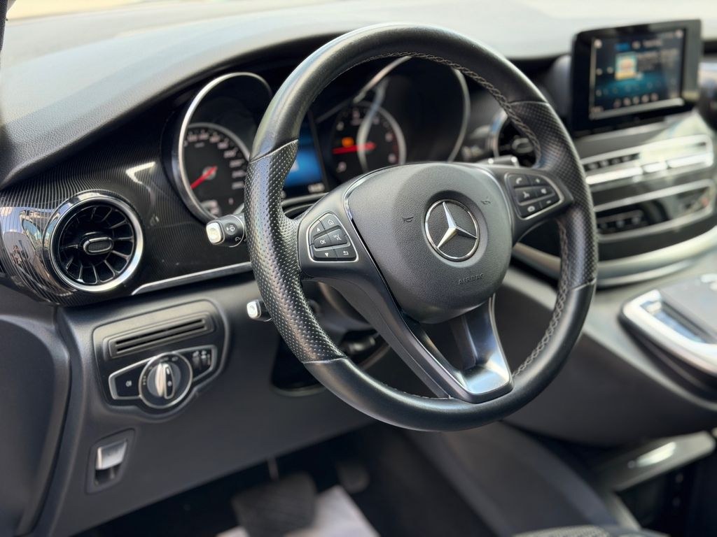 نمای دیگر مرسدس بنز V 220d لانگ 9G-Tronic 6 سرنشین پکیج میز AHK