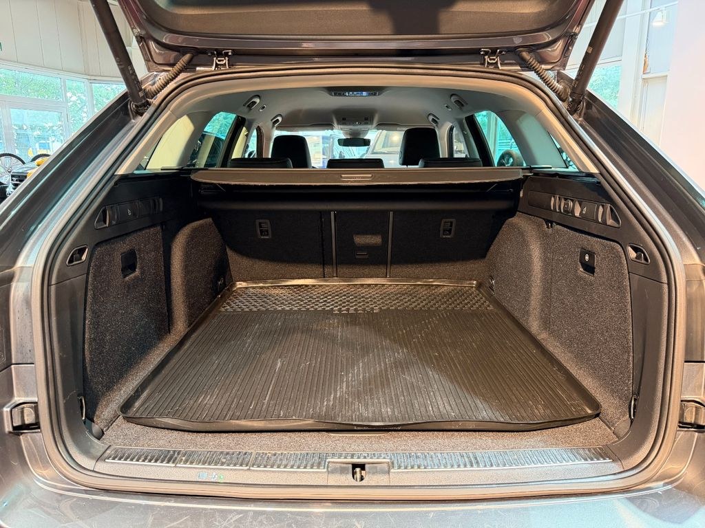 نمای دیگر اشکودا سوپرب کامبی 2.0 TDI 4x4 DSG استایل *LED*AHK*