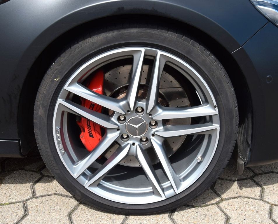 نمای دیگر مرسدس بنز E 63 S 4MATIC+ تی-مدل