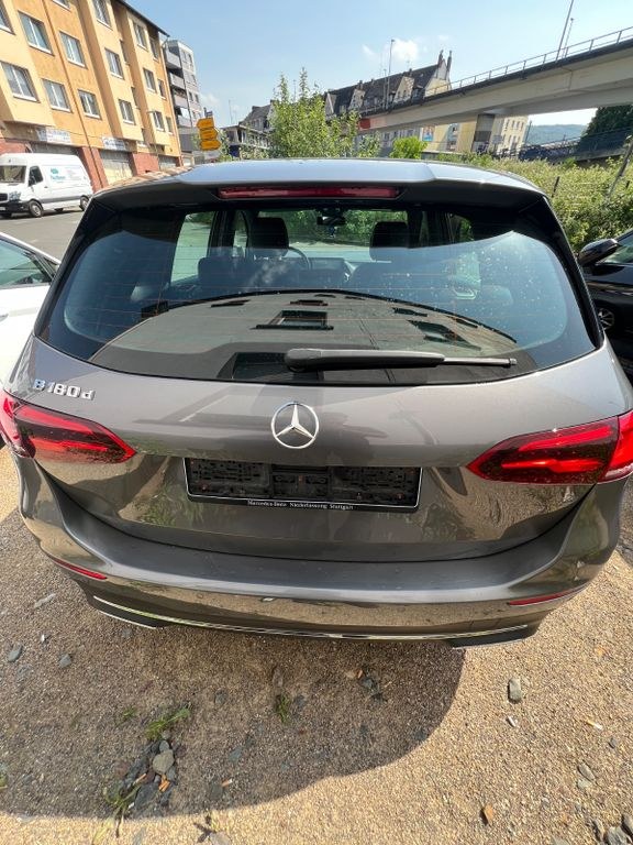نمای دیگر مرسدس بنز B 180 B B 180 d