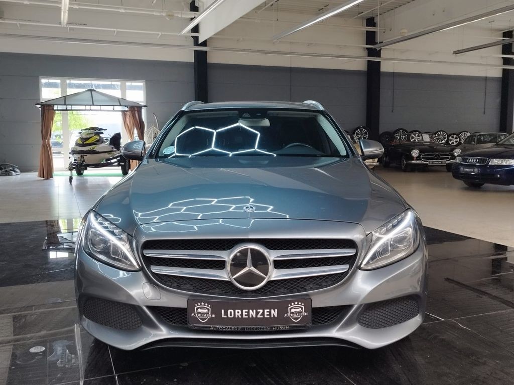 نمای دیگر مرسدس بنز C 220 C تی-مدل AMG یدککش LED