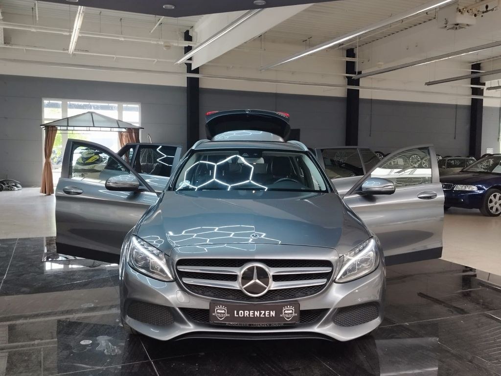نمای دیگر مرسدس بنز C 220 C تی-مدل AMG یدککش LED