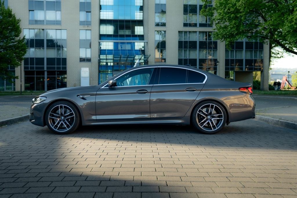 نمای دیگر بی ام و M5 F90 LCI | 360 | گرمکن صندلی | سقف کربنی | لیزر