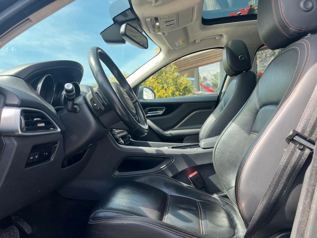نمای دیگر جگوار F-Pace پرستیژ AWD