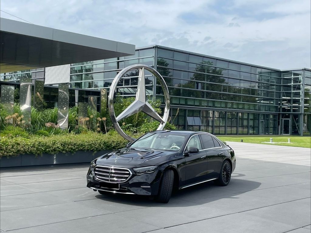 نمای دیگر مرسدس بنز E 220 d *اکسکلوسیو* ایرماتیک / فرمان محور عقب